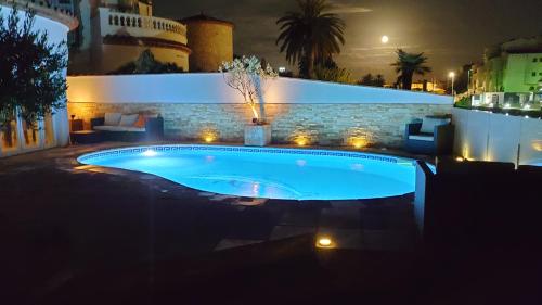 una piscina en un patio por la noche en Villa Empuriabrava on main canal with 13 m private mooring, private pool, air con in all rooms, non-smoking en Ampuriabrava
