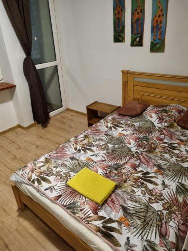 ein Schlafzimmer mit einem Bett mit einer bunten Bettdecke in der Unterkunft Kwatera na Wspólnej in Warschau