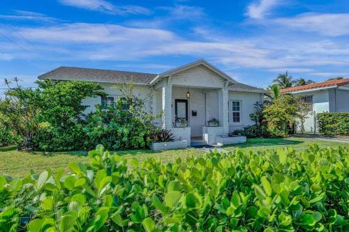Galeriebild der Unterkunft Stunning 2Bd 1Ba dream beach house in Surfside in Miami Beach