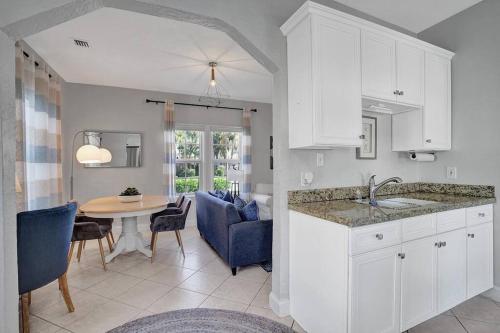 Køkken eller tekøkken på Stunning 2Bd 1Ba dream beach house in Surfside