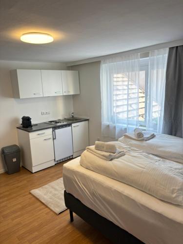 Zimmer mit 2 Betten und einer Küche mit Fenster in der Unterkunft Zentrale Wohnung Gmunden Alte Bäckerei in Gmunden