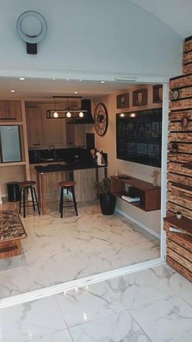 un salon avec une table et un piano dans l'établissement Appartement 2 personnes, à Canet