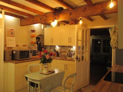 Virtuve vai virtuves zona naktsmītnē 1800 Period Grade 2 Listed Cottage Addingham