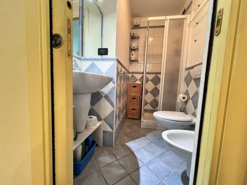 ein Bad mit einem Waschbecken und einem WC in der Unterkunft CASA ELENA in Sanremo
