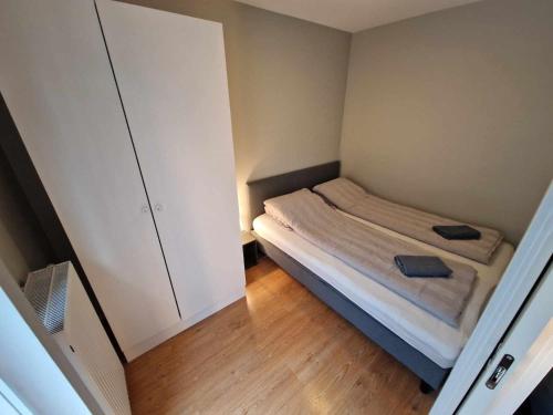 a small bedroom with a small bed in it at Aker Brygge - Sjøside hjem - Sentral beliggenhet in Oslo