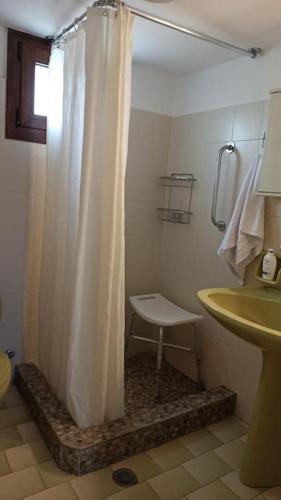 Ванная комната в VOULAS GARDEN 4FAMILY APT