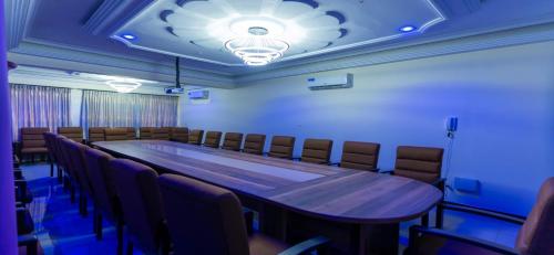 KwabenyaにあるMT Everest Hotel Ghanaの大きなテーブルと椅子付きの会議室を利用できます。