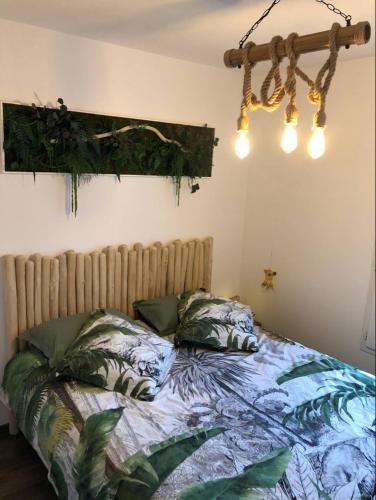 une chambre avec un lit avec des plantes dessus dans l'établissement L'appartement de Simba à 4 min de Disneyland Paris, à Serris