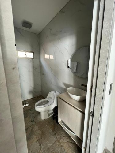 La salle de bains est pourvue de toilettes et d'un lavabo. dans l'établissement Carmelita campestre, à Polonuevo
