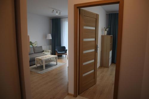 una puerta abierta a una sala de estar con sofá en Apartament na Ptasiej, en Gdansk