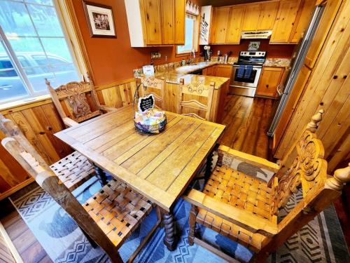 z widokiem na kuchnię z drewnianym stołem i krzesłami w obiekcie Blacktail Cabin Hideaway with hot tub w mieście Lakeside