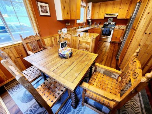 Η κουζίνα ή μικρή κουζίνα στο Blacktail Cabin Hideaway with hot tub