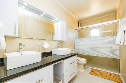 uma casa de banho com um lavatório e um WC em Island Oasis Villa em Noord