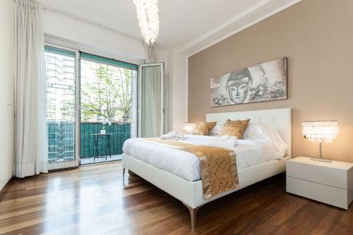 A bed or beds in a room at Nest of Elegance - 5 minuti dalla stazione -