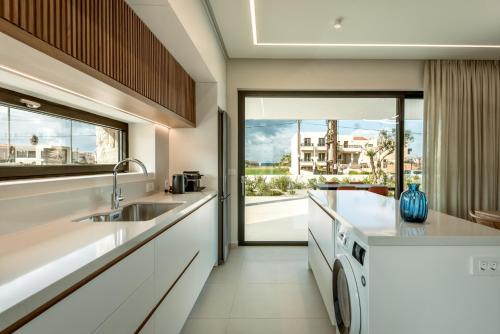 Kjøkken eller kjøkkenkrok på Deux Olives Luxurious & Quality Villa