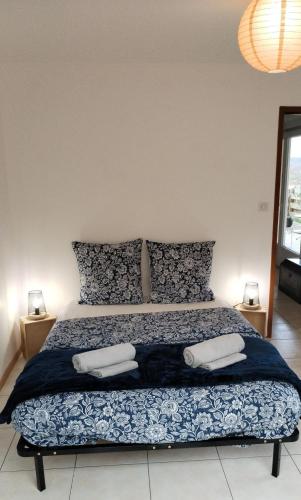 Raon-aux-BoisにあるLe gîte de la Racine "La Verte Vallée"のベッドルーム1室(大型ベッド1台、枕2つ付)