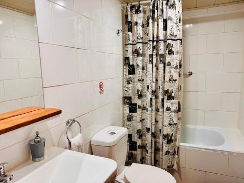Ένα μπάνιο στο Cabañas con tinajas calientes en Parque Guaiquivilo
