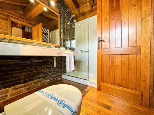a bathroom with a toilet and a shower at Cal Fontcitrana, casa de montaña in Llivia