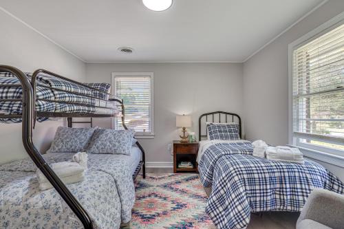 1 Schlafzimmer mit 2 Etagenbetten und einem Teppich in der Unterkunft Charming Hanahan Home 10 Mi to Charleston! in Charleston