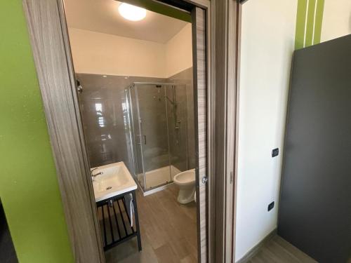 uma casa de banho com um chuveiro, um lavatório e um WC. em Il Vicoletto Bovalino - B&B em Bovalino Marina