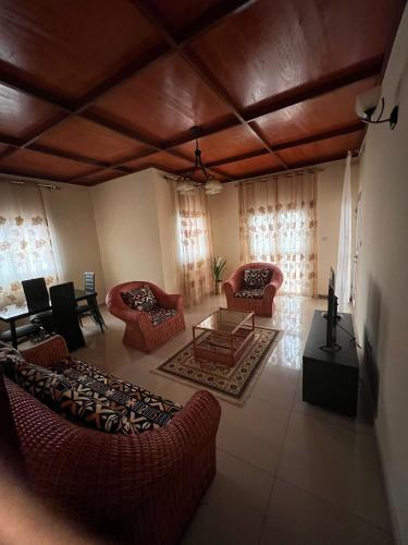 - un salon avec des canapés et une table dans l'établissement Nicole Residence, à Yaoundé
