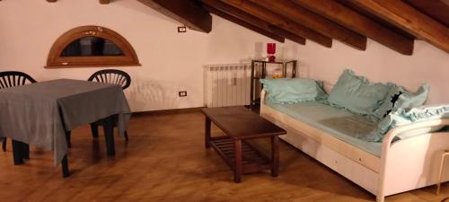 Cette chambre comprend un lit et une table avec une chaise. dans l'établissement Villa Amelia, à Bracciano