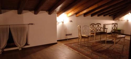 una habitación con sillas y una mesa en una habitación en Villa Amelia en Bracciano