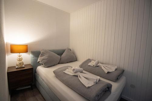 a small room with a bed with towels on it at Schöne Wohnung für 4 Gäste an der Eilenriede mit kostenlosen Parkplätzen in Hannover