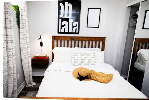 Postel nebo postele na pokoji v ubytování French Charm in Brampton 2 Bdrm Apt