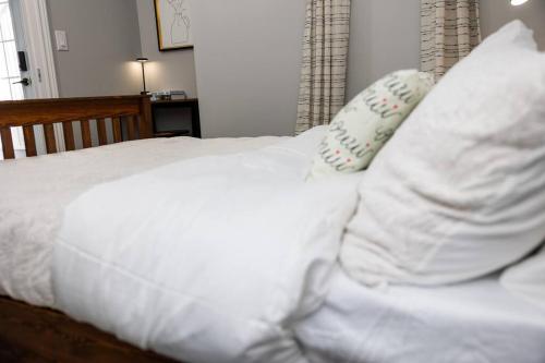 Postel nebo postele na pokoji v ubytování French Charm in Brampton 2 Bdrm Apt