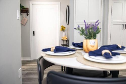 Fotografie z fotogalerie ubytování French Charm in Brampton 2 Bdrm Apt v destinaci Brampton