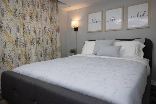 Postel nebo postele na pokoji v ubytování French Charm in Brampton 2 Bdrm Apt
