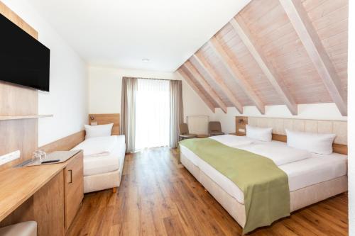 Postel nebo postele na pokoji v ubytování Hotel & Gästehaus Im Ziegelweg KLIMATISIERT Eintrittskarten für den Europa-Park erhalten Sie garantiert über uns