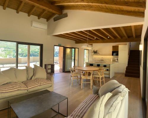 ein Wohnzimmer mit einem Sofa und einem Tisch in der Unterkunft Casa Rural La Garza y la Paloma in Navaconcejo