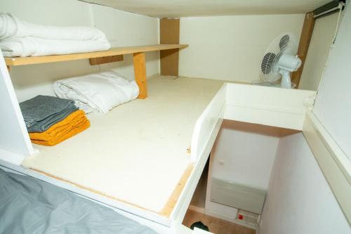 Cette petite chambre comprend un lit et un ventilateur. dans l'établissement Loft - centre historique, à Villefranche-sur-Mer
