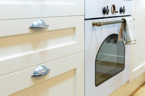 a white oven with a towel hanging on the door at Grandvalira Hogar Acogedor con Terraza y Parking I AndBnB in El Tarter