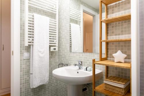 a bathroom with a sink and a mirror at Grandvalira Hogar Acogedor con Terraza y Parking I AndBnB in El Tarter