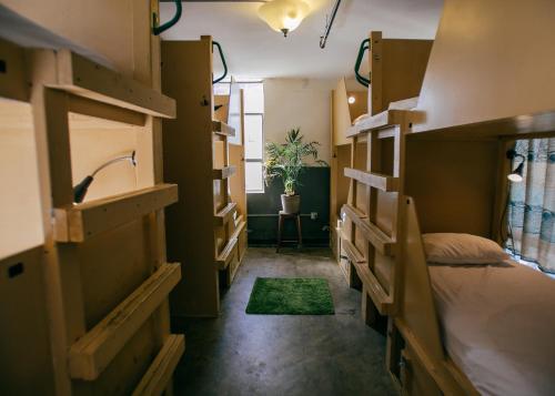 Krevet ili kreveti na sprat u jedinici u okviru objekta Firehouse Hostel