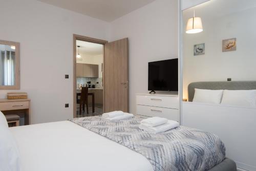 1 dormitorio con 1 cama con 2 toallas en Seacret House Sifnos, en Faros