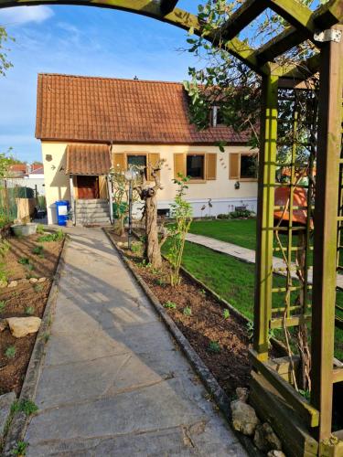 een huis met een tuin en een loopbrug bij Ferienhaus in Franken am Main in Kitzingen