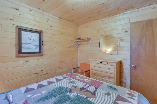 Katil atau katil-katil dalam bilik di Lakefront Park Rapids Cabin with Resort Amenities!