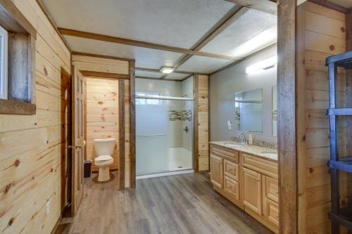 ein Bad mit einem WC, einem Waschbecken und einer Dusche in der Unterkunft Lakefront Cabin Getaway in Park Rapids Boat Dock! in Arago