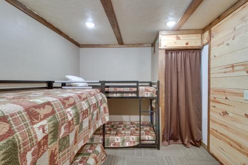 ein Schlafzimmer mit einem Bett und Etagenbetten in einem Zimmer in der Unterkunft Lakefront Cabin Getaway in Park Rapids Boat Dock! in Arago