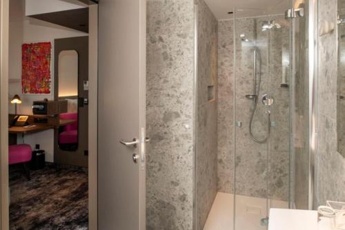 Un baño de Hotel Le Parc