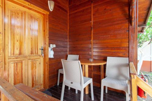 a small room with a table and two chairs at Baris Pension & Bungalows in Cıralı