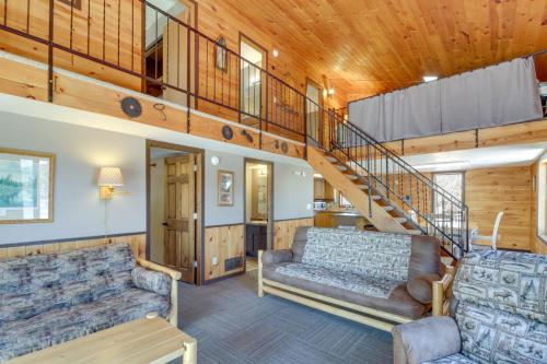 ein Wohnzimmer mit 2 Sofas und einer Treppe in der Unterkunft Park Rapids Cabin with Fire Pit and Lake View! in Arago
