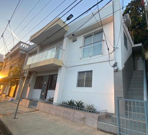 een wit huis met trappen op een straat bij Room in Samana in Santa Bárbara de Samaná