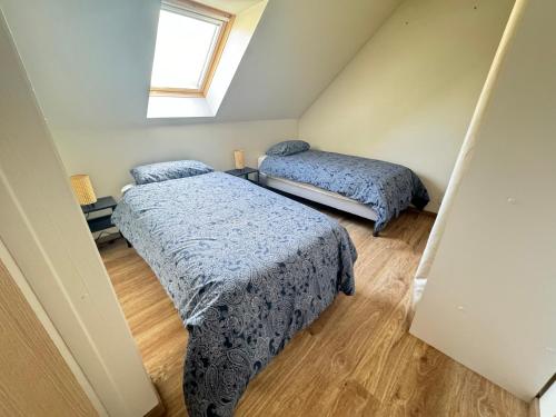 une chambre avec deux lits et une fenêtre dans l'établissement Le manoir Obernois - 5mn du centre - 10 pers., à Obernai