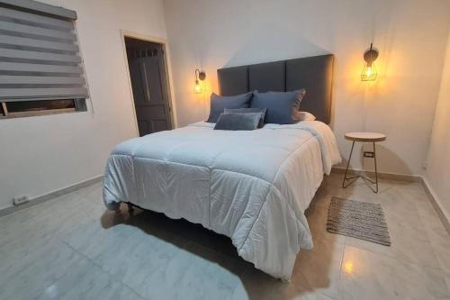 1 dormitorio con 1 cama grande y 1 mesa en Medellín Casa central Envigado frontera poblado en Envigado