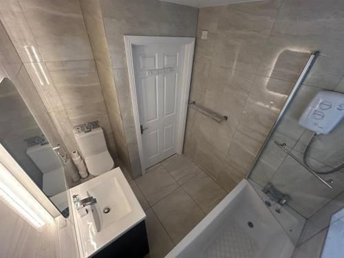 Ванна кімната в Castlejane Apartment